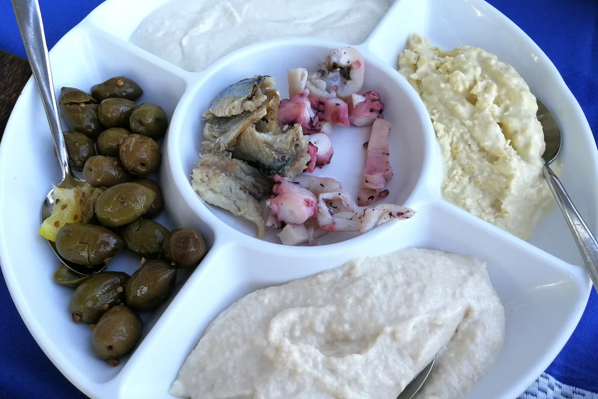 מזה קפריסאי עם צזיקי, טרמוסלטה וטחינה